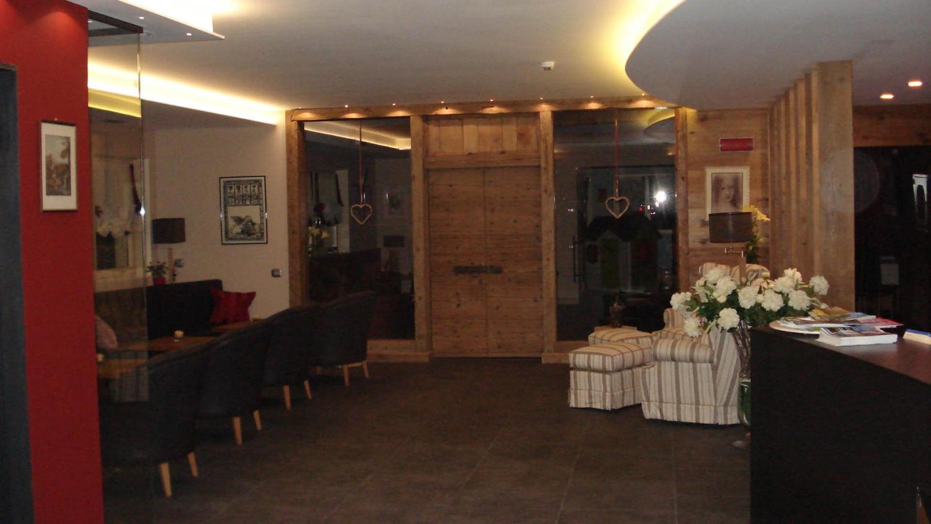 Hotel Garni Vittoria Fiera Di Primiero Exteriör bild