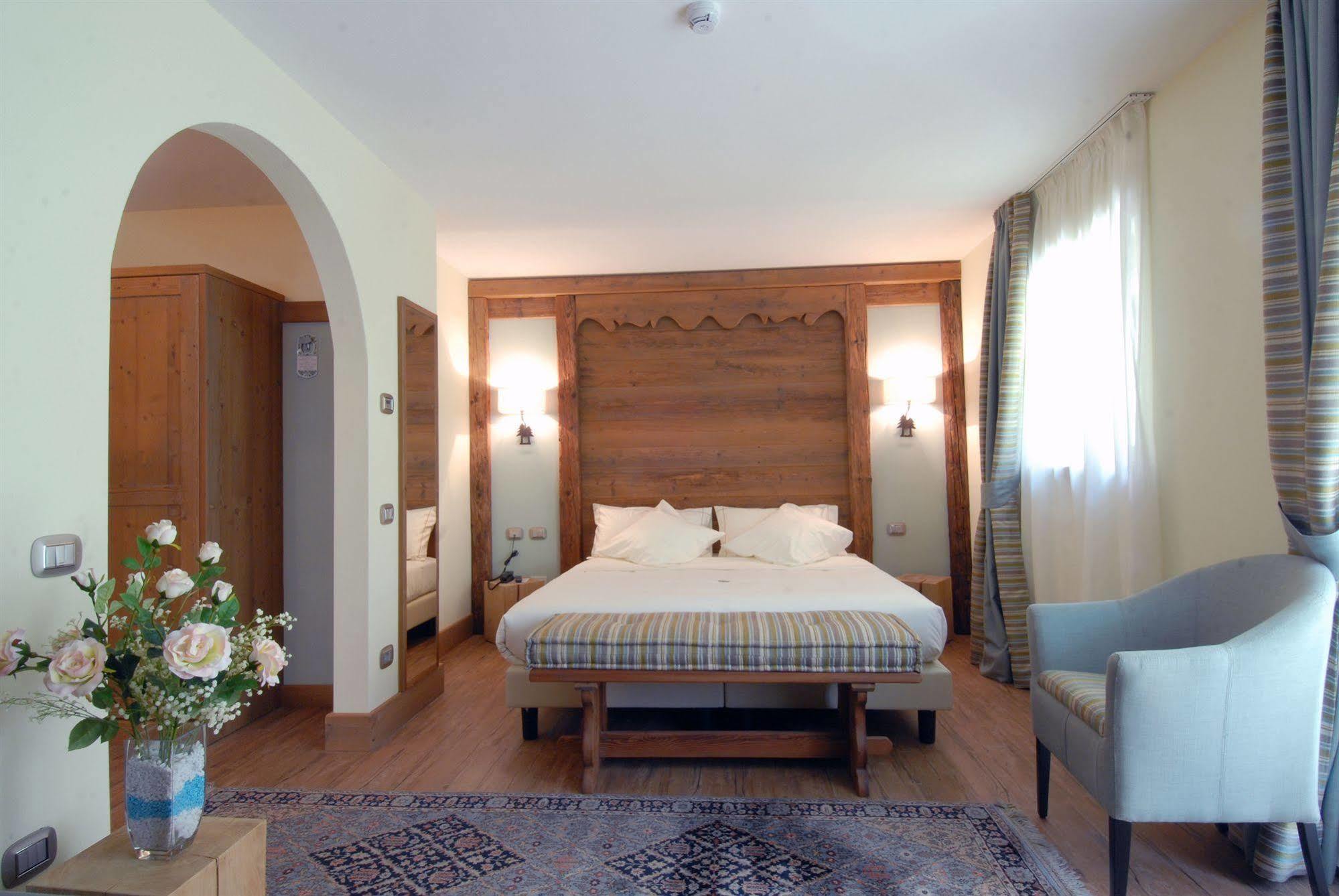 Hotel Garni Vittoria Fiera Di Primiero Exteriör bild