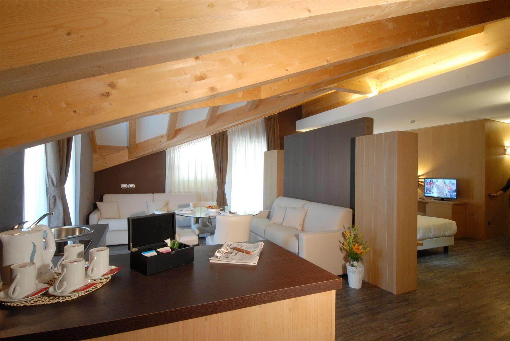 Hotel Garni Vittoria Fiera Di Primiero Exteriör bild