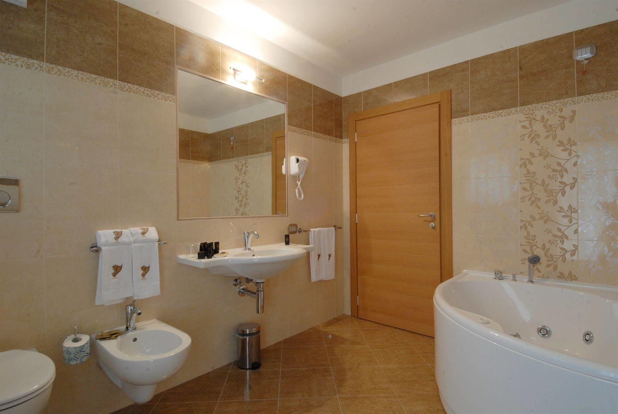 Hotel Garni Vittoria Fiera Di Primiero Exteriör bild